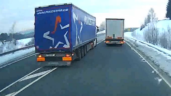 Profesionální řidič natočil nebezpečné předjíždění kamionu vsetínské firmy Mikostar, které mohlo skončit čelní srážkou s autobusem.