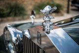 Soška Emily je na chladičích vozů Rolls-Royce už 111 let.