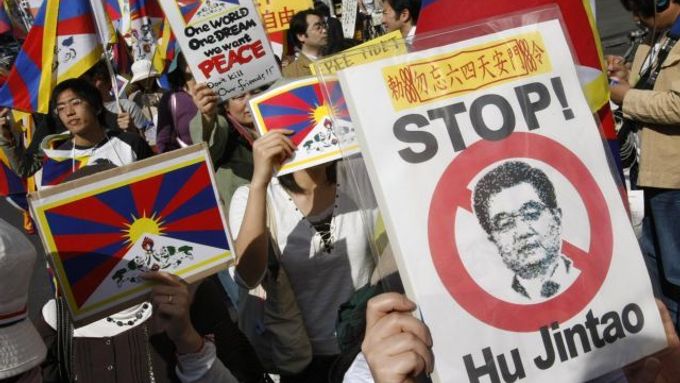 Na čínského prezidenta Chu Ťin-tchaa čekaly v Tokiu i protesty.