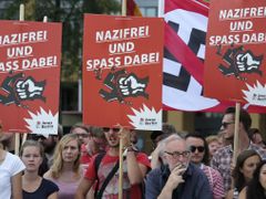 Demonstrace proti neonacistům v Berlíně.