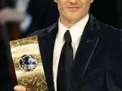 Fabio Cannavaro a skutečná trofej FIFA.
