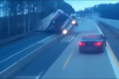 Video z nehody, která paralyzovala D1. Kamion málem smetl auto v protisměru