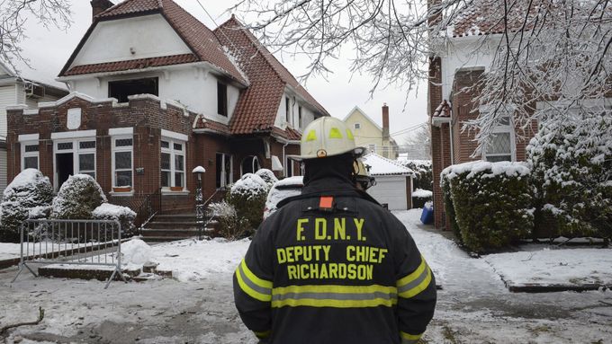 Při požáru domu v New Yorku zahynulo sedm dětí.