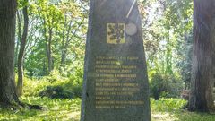 V roce 2008 byl v ďáblickém hřbitově odhalen pomník čs. parašutistům. Na jejich ostatcích za obeliskem však dodnes bují džungle.