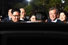 Online: Kim po večeři odjel do Pchjongjangu. Na summitu slíbil jaderné odzbrojení