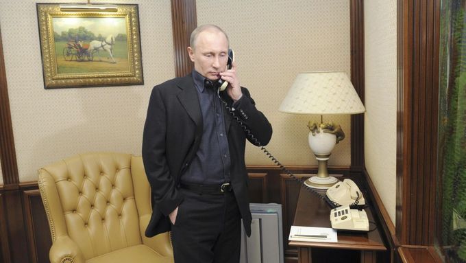 Vladimir Putin po oznámení předběžných výsledků telefonuje se spolupracovníkem z volebního štábu.