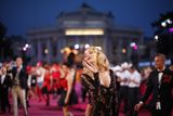 Americká modelka Lydia Hearst pózuje při otevírající ceremonii na akci Life Ball ve Vídni.
