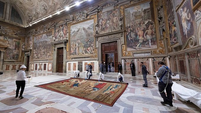 Raffaelův návrat. Sixtinská kaple poprvé od 16. století vyvěsila jeho tapiserie
