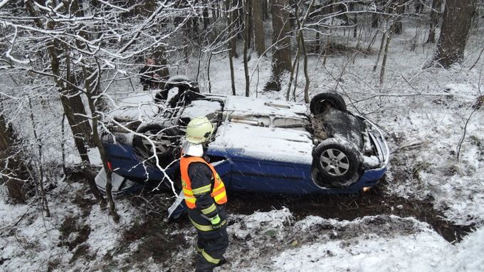 Prudké sněžení a vítr způsobili několik stovek nehod a dalších událostí, k nimž museli vyjíždět hasiči. Na snímku nehoda na Liberecku.