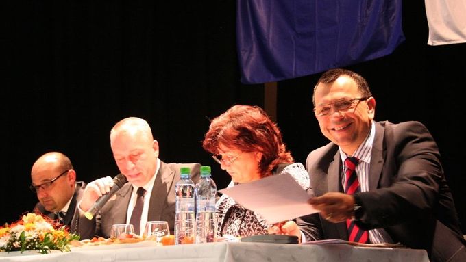 Předsedající krajské konference ČSSD v Jirkově. Zleva Josef Tancoš, Petr Benda, Jana Vaňhová a Jaroslav Foldyna