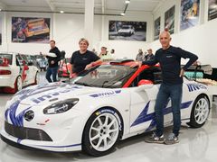 Francois Delecour a navigátorka Sabrina de Castelliová pózují s Alpine A110 Rally RGT