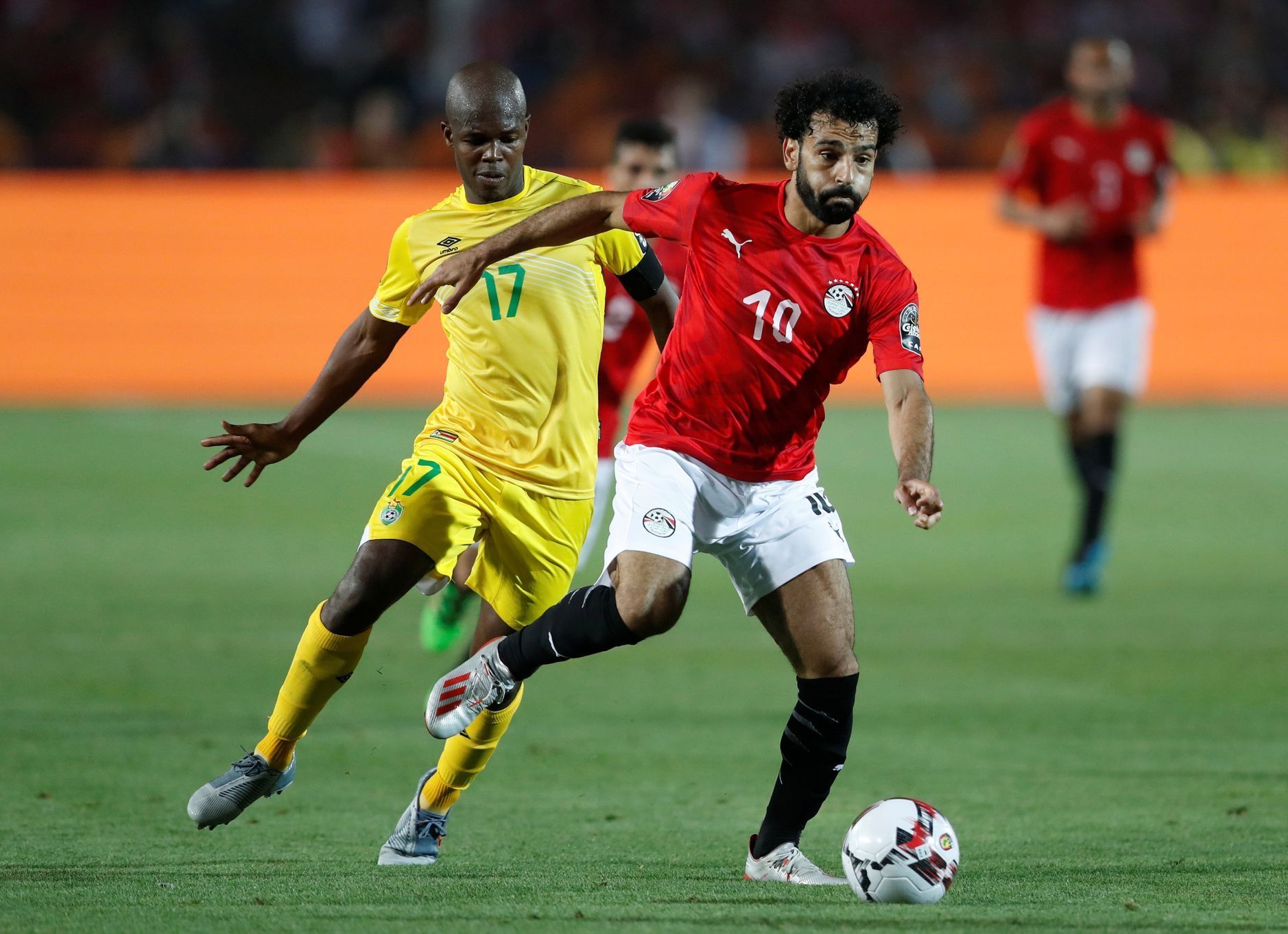 Mistrovství Afriky 2019, Egypt - Zimbabwe: Domácí Mohamed Salah v souboji s Knowledgem Musonou