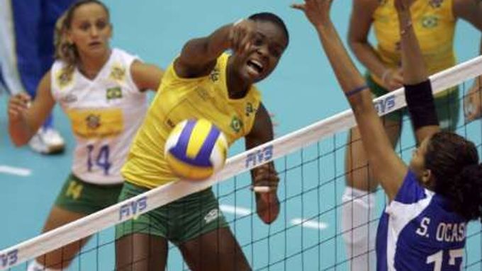 Brazilka Fabiana Claudinová (ve žlutém) smečuje v utkání s Portorikem.