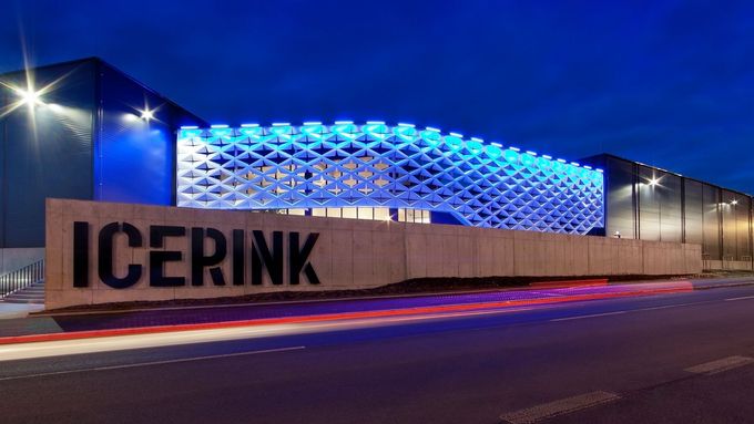 Praha má nový zimní stadion. Jeho fasáda připomíná strukturu ledu pod mikroskopem