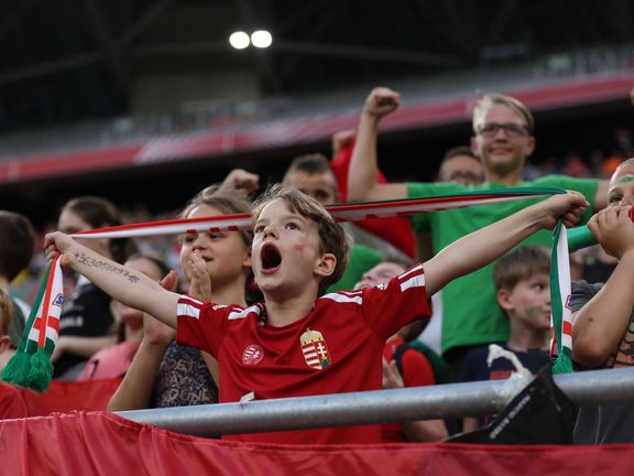 Maďarští dětští fanoušci při utkání proti Anglii v Lize národů.