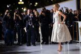Přestože se zatím jednalo o slavnostní premiéru a  film půjde do kin 20. listopadu, předprodejové servery jako Fandango nebo MovieTickets.com zaznamenaly zvýšený prodej vstupenek až o 80 procent. (na snímku Jennifer Lawrence)