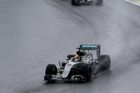 Formule 1 živě: Brazilský závod plný bouraček vyhrál Hamilton před Rosbergem