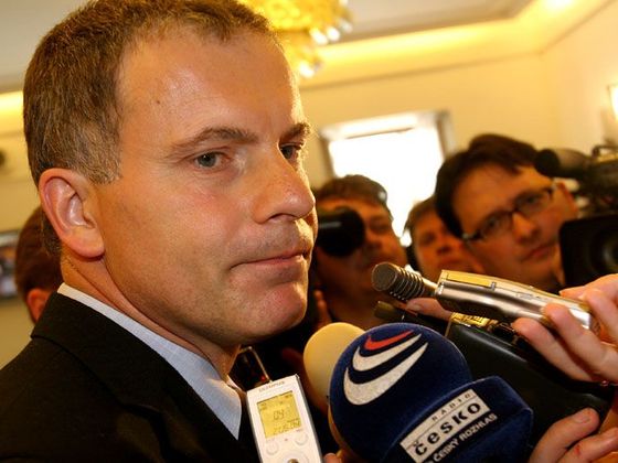 Souvislosti Ludvík Hovorka (KDU-ČSL) hovoří s novináři v kuloárech
