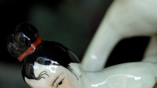 Porcelánová figurka z Číny Soška pochází z provincie Jiangxi a je stará stovky let. Sexuální akt jako prostředek ovládnutí vesmíru však Číňané znají už od starověku.