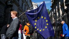 Brexit vlajka A man carries a EU flag, after Britain voted to leave the European Union, outside Downing Street in London