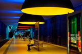 Stanice Westfriedhof v Mnichově byla otevřena v roce 1998. Až o tři roky později získala finální vzhled v podobě osmi velkých barevných svítidel, která podzemní prostor zaplavují červenou, modrou a žlutou barvou.