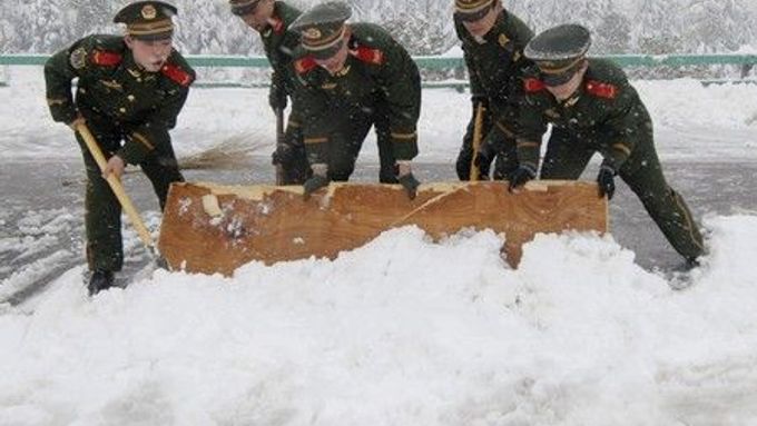 Na sníh nejsou na jihozápadě Číny připraveni. zasahovat musela i armáda a policie.