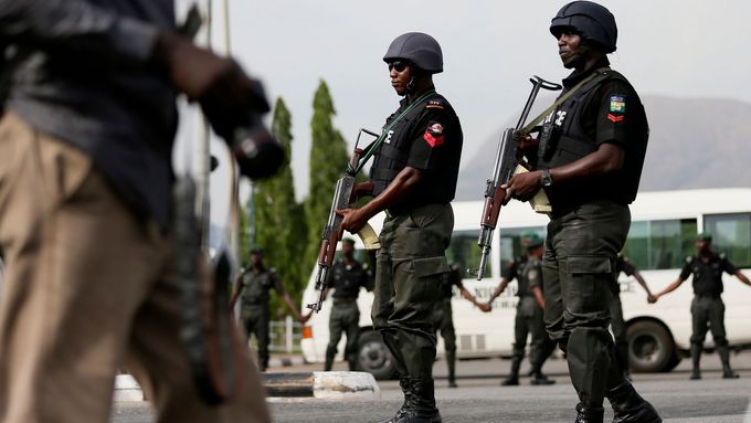 Policejní hlídka v Nigérii.