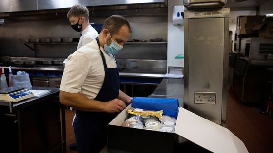Šéfkuchař James Knappett připravuje balíček s nedodělaným jídlem ze své michelinské restaurace Kitchen Table.