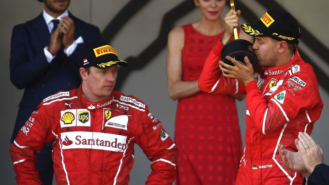 Zatímco Sebastian Vettel líbal trofej pro vítěze Grand Prix Monaka, zklamaný Kimi Räikkönen koukal do prázdna.