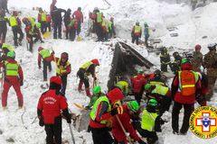 V Alpách spadlo několik lavin. Pod sněhem zemřeli ve Francii dva lidé, Švýcarsko hlásí dva zraněné