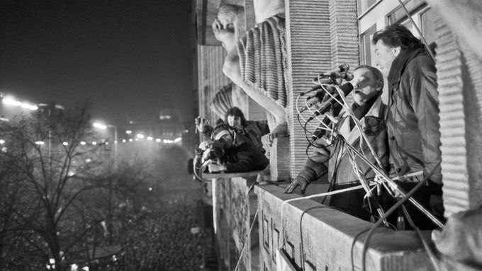 Karel Gott (vpravo) a Karel Kryl na balkonu Melantrichu na Václavském náměstí při demonstraci 4. prosince 1989 zazpívali státní hymnu.