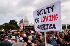 Na demonstraci před Kapitol přišlo jen 700 Trumpových fandů. Báli se, že jde o past