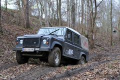 V Plzni vznikají unikátní verze legendárního vozu Land Rover Defender. Nyní jezdí i s automatem