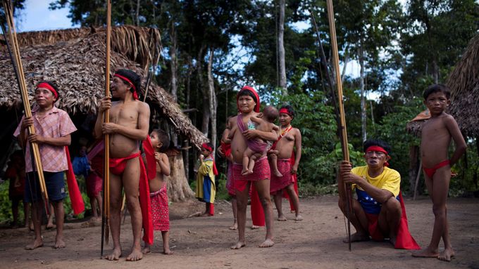 Indiáni z kmene Janomamů předvádějí své tance.