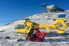 Na vrcholu Sněžky zasahoval vrtulník, záchranáři ošetřovali seniorku s mozkovou příhodou
