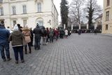 Zástupy žadonící o vstup do opevněného Pražského hradu.