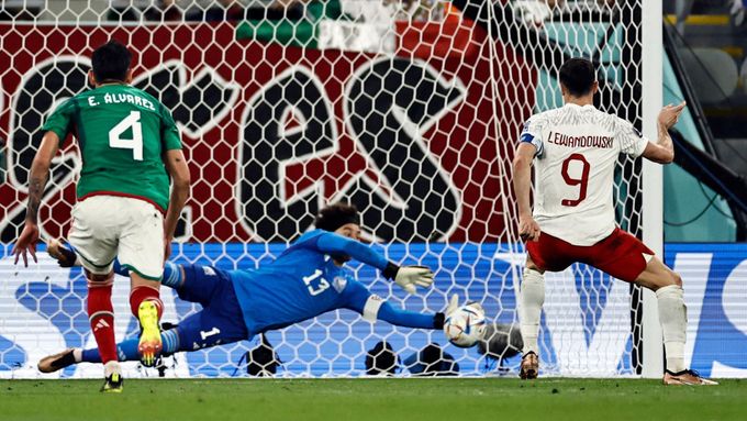 Robert Lewandowski neproměňuje pokutový kop v utkání mistrovství světa 2022 proti Mexiku.