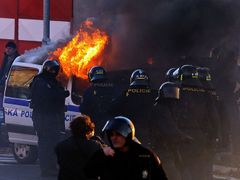 Již během prvních střetů začal hořet vůz Městské policie Litvínov.