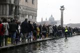 Benátská povodeň dopadla především na turisty.