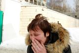 Příbuzná jednoho z odsouzených pláče u detenčního ústavu v Minsku.
