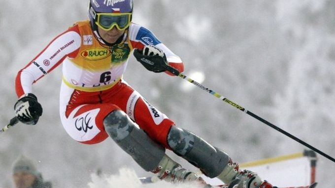 Šárka Záhrobská mezi slalomovými tyčemi.