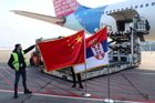 První dodávka čínských vakcín přistála na letišti v Bělehradu 16. ledna.
