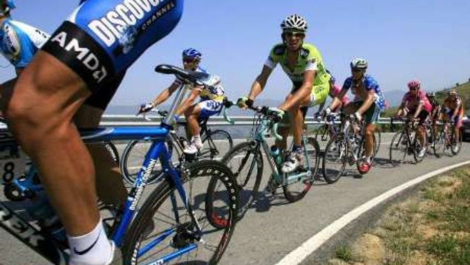 Peloton cyklistů na Vueltě.