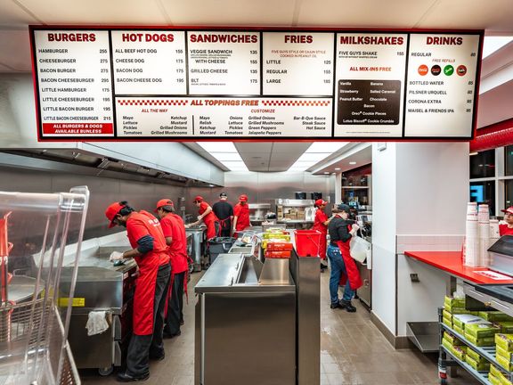 V Praze se otevírá první pobočka legendárních amerických hamburgerů. Five Guys láká na obří sendviče s extra ingrediencemi i milkshake se slaninou. Ceny jsou ale vyšší.