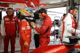 V boxech Ferrari panoval mix napětí s očekáváním, co náhlá změna ve vedení přinese.