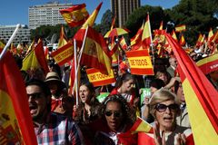 V centru Madridu demonstrovaly tisíce lidí. Přejí si jednotné Španělsko