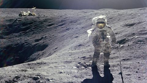 Člen mise Apollo 16: Na Měsíc jsem vykročil levou nohou