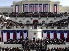Západní strana Kapitolu obsypaná lidmi během inaugurace Baracka Obamy 44. prezidentem Spojených států.