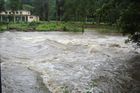 Hladiny řek v Moravskoslezském kraji po nočním dešti dál stoupají, domy by ale voda ohrozit neměla