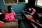 Pětadvacetiletý Samuea Sahn čeká ve třídě na výuku, zatímco ostatní spí (škola pro nevidomé v Monrovii, Libérie).